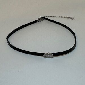Thin leather chocker